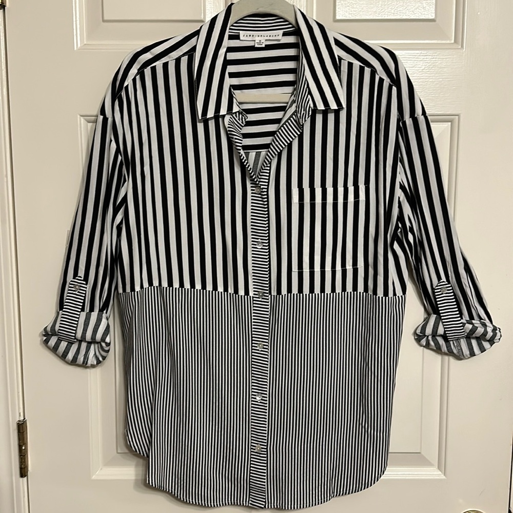 Jane + Delancey Black and white stripped shirt never worn size Medium
